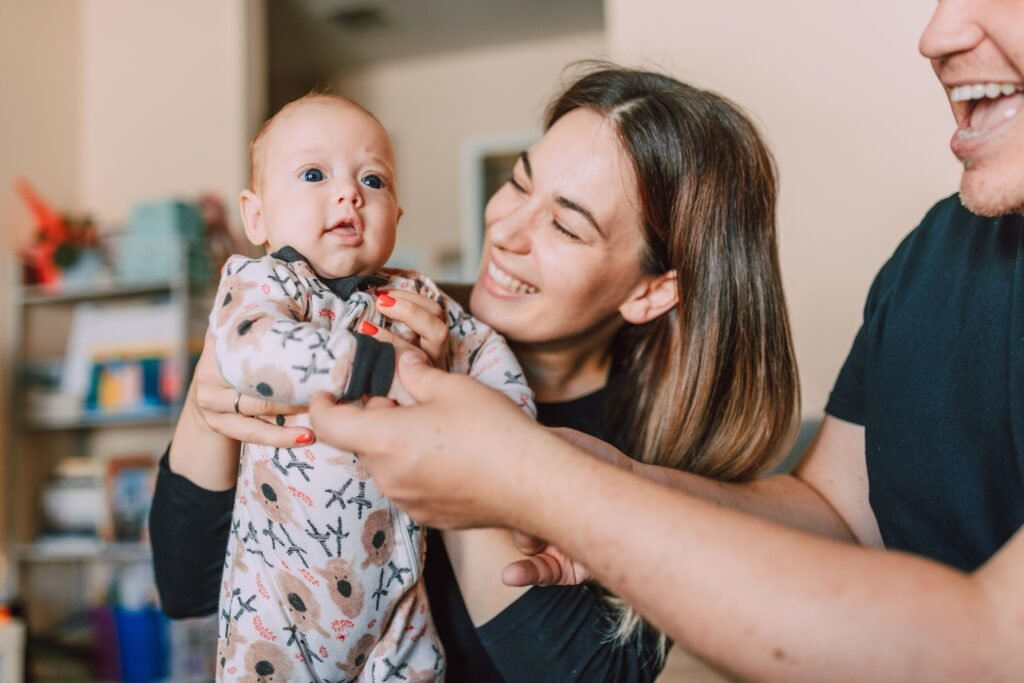 Familia hispana con bebé recién nacido cubiertos por seguro médico en Estados Unidos